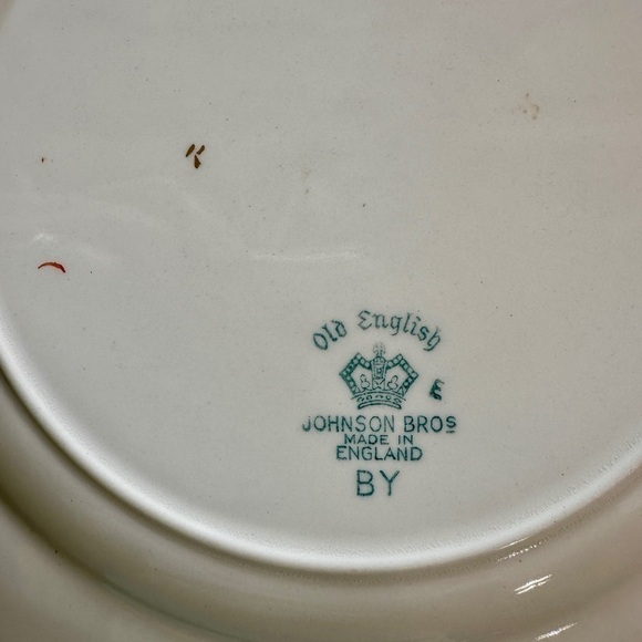 VINTAGE JOHNSON BROS. 10 3/4” DINNER PLATE. OLD ENGLISH LINE, CHADWELL PATTERN. - Picture 6 of 6